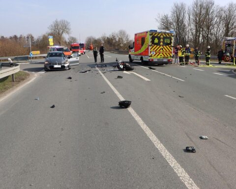 Motorradunfall auf B241: zwei Tote, Unfallstelle gesperrt, Polizei ermittelt.