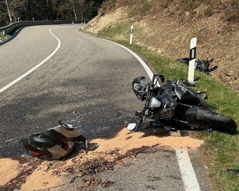 Zwei Motorradfahrerunfälle auf B48: Verletzte, Feuerwehr, Unfallfahrzeuge und Polizeieinsatz.