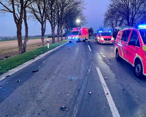 Schwerer Verkehrsunfall in Ratingen: Pkw und Roller kollidiert, zwei Personen schwer verletzt.