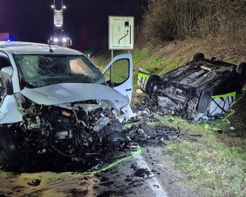 Schwerer Unfall auf L288: zwei Todesopfer, Fahrzeuge beschädigt, Rettungskräfte im Einsatz.