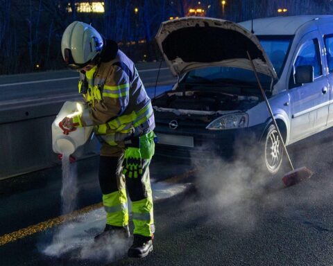 Zwei Verkehrsunfälle auf Autobahn 46, Feuerwehr im Einsatz, keine Verletzten, Autobahn gesperrt.