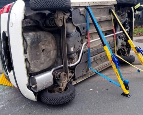 Feuerwehr im Einsatz bei Verkehrsunfällen, Rettungsdienst und Unterstützung für eingeklemmte Fahrerin.