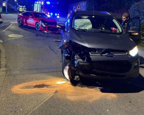 Zwei Pkw-Unfall, Feuerwehr im Einsatz, verletzte Personen, sicheres Umfeld, morgendliche Kreuzungsszene.