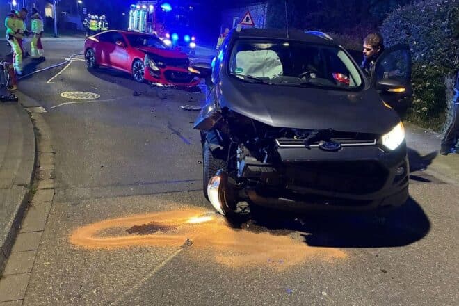 Zwei leicht Verletzte nach Auffahrunfall in Bedburg-Hau
