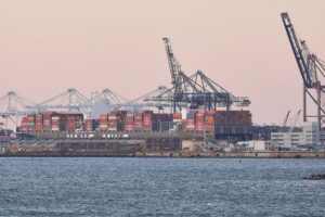 Industrieanlagen in Europa symbolisieren den Aufruf zur Stärkung lokaler Märkte und Arbeitsplätze.