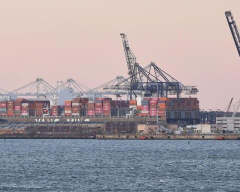 Industrieanlagen in Europa symbolisieren den Aufruf zur Stärkung lokaler Märkte und Arbeitsplätze.