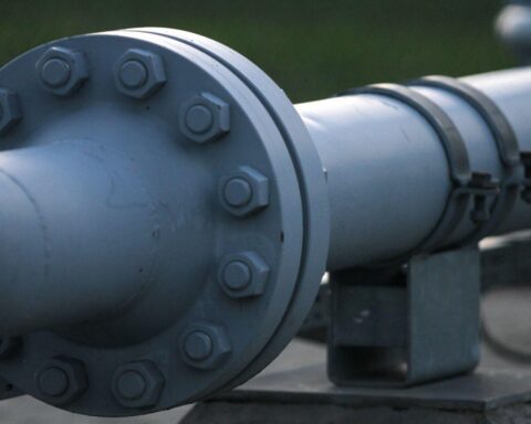 Gasleitung und Rechenzentrum: Übergang von fossiler Energie zu erneuerbaren Quellen im Fokus.