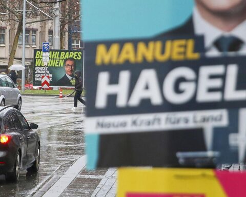 Wahlplakate der CDU und Grünen zur Landtagswahl in Baden-Württemberg, symbolisieren politischen Wettbewerb.