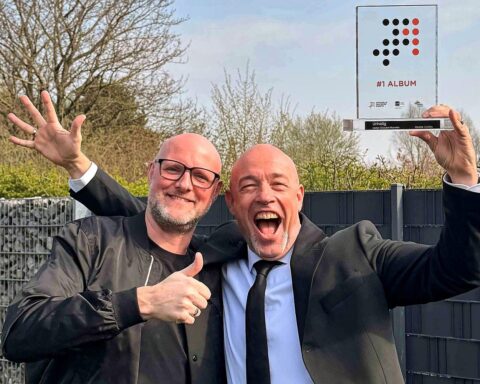 Unheilig feiert den ersten Platz der deutschen Album-Charts mit "Liebe Glaube Monster".