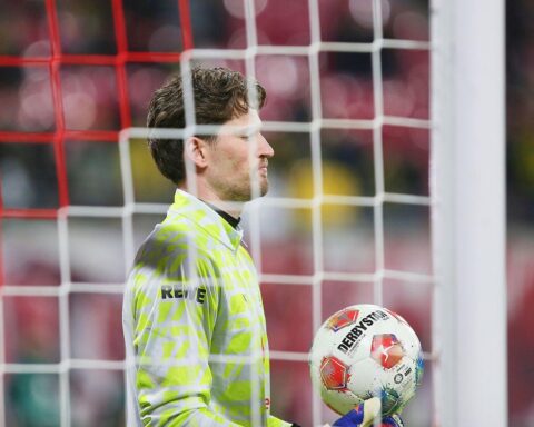 Borussia Dortmund feiert 4:0-Sieg gegen SC Freiburg – jubelnde Spieler und starke Leistung.