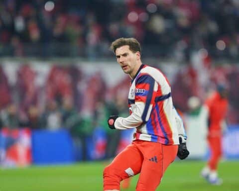 Bayern-Spieler jubeln nach Tor, dominanter Sieg gegen St. Pauli im Millerntor-Stadion.
