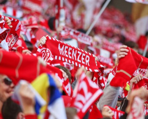 Mainz-Fans jubeln im Stadion, während Bayern die sensationelle Aufholjagd feiert.
