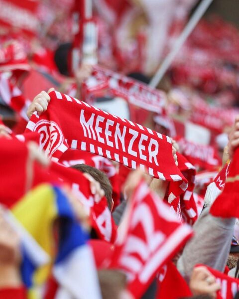 Mainz-Fans jubeln im Stadion, während Bayern die sensationelle Aufholjagd feiert.