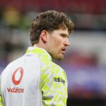 Zwei Fußballspieler jubeln nach einem späten Tor in einem spannenden Bundesligaspiel.