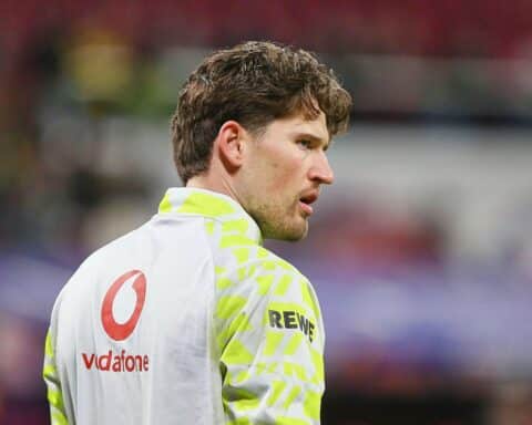 Zwei Fußballspieler jubeln nach einem späten Tor in einem spannenden Bundesligaspiel.