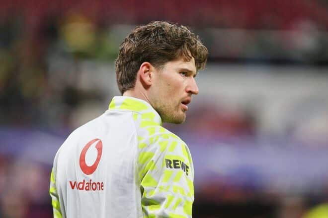 Zwei Fußballspieler jubeln nach einem späten Tor in einem spannenden Bundesligaspiel.