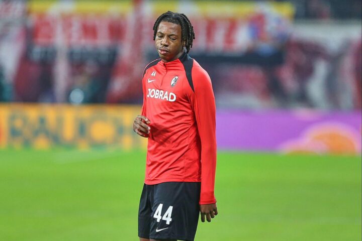 Freiburg feiert Sieg gegen Heidenheim, Tor durch Manzambi, Spannung bis zur letzten Minute.