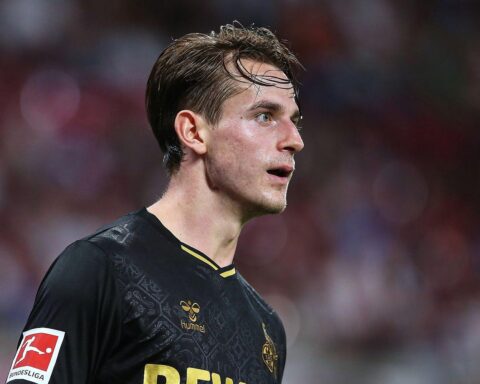 Fußballspiel zwischen Eintracht Frankfurt und 1. FC Köln, 2:2 Unentschieden, emotionale Szenen.