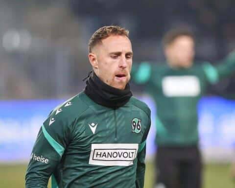 Hannover 96 Spieler feiern den Sieg gegen Darmstadt 98 nach dem 2:0.