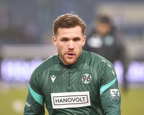 Zwei Mannschaften auf dem Spielfeld, eine intensive Fußballszene mit Torjubel und Spannung.