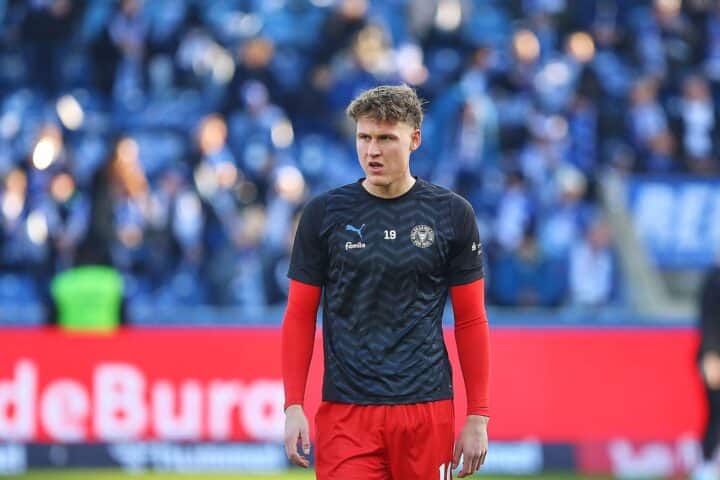 Kiel und Elversberg feiern klare 3:0-Siege in der 2. Bundesliga. Tore im Überblick.