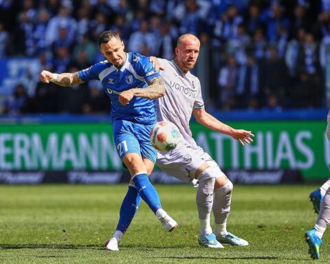 Fußballspiel mit jubelnden Magdeburger Spielern nach dem 4:1-Sieg gegen Bochum.