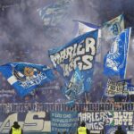 Schalke 04 Fans feiern den wichtigen Sieg im Aufstiegsrennen der 2. Bundesliga.