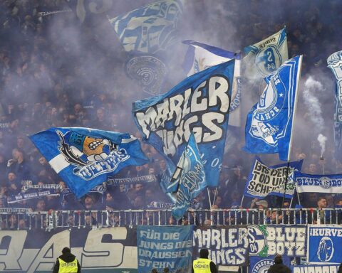 Schalke 04 Fans feiern den wichtigen Sieg im Aufstiegsrennen der 2. Bundesliga.