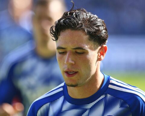 Fußballspiel mit Schalker und Elversberger Spielern, Tore und Jubel im Hintergrund.