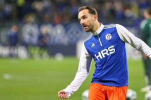 Schalke-Spieler jubeln nach dem entscheidenden Tor in einem spannenden Bundesliga-Match gegen Karlsruhe.