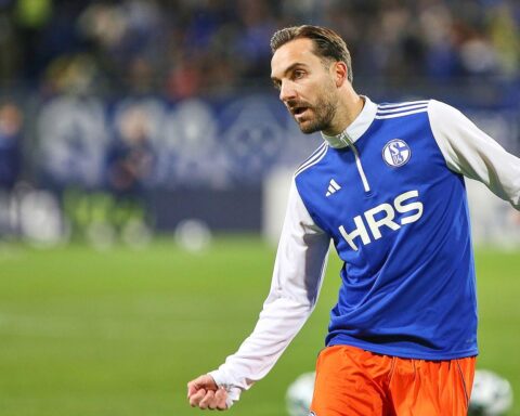 Schalke-Spieler jubeln nach dem entscheidenden Tor in einem spannenden Bundesliga-Match gegen Karlsruhe.