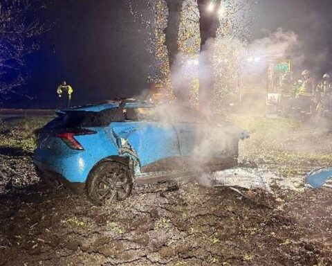 Ein schwerer Verkehrsunfall mit Feuerwehr, zerstörtem Auto und Einsatzkräften an der Unfallstelle.