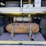 Einsatzkräfte entschärfen Weltkriegsbombe; Anwohner evakuieren; Drohne überwacht Sicherheitsbereich.