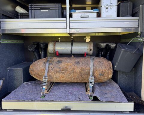 Einsatzkräfte entschärfen Weltkriegsbombe; Anwohner evakuieren; Drohne überwacht Sicherheitsbereich.