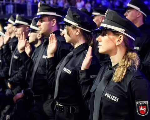 Polizeikommissaranwärter leisten feierlich ihren Diensteid in Anwesenheit von Politikern und Gästen.