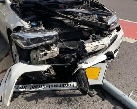 Ein schwerer Verkehrsunfall in Mönchengladbach mit beschädigtem Auto und Laternenmast.