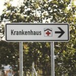 Ein Pedelec-Fahrer im Krankenhaus nach schwerem Unfall; Polizei sucht Zeugen.