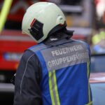 Feuerwehr löscht Brand in Mehrfamilienhaus; tragischer Vorfall fordert ein Menschenleben.