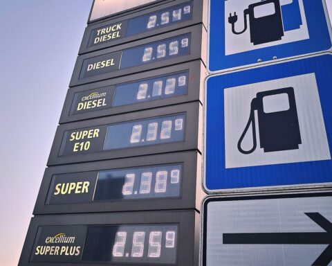 Tankstelle mit Preisanzeige, die steigende Kraftstoffpreise unter dem Österreich-Modell zeigt.