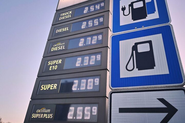 Tankstelle mit Preisanzeige, die steigende Kraftstoffpreise unter dem Österreich-Modell zeigt.