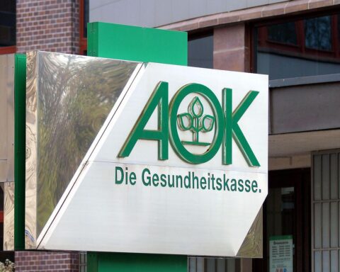 AOK-Chefin kritisiert Budgetkürzungen, fordert gerechte Gesundheitsreformen und Unterstützung für Bürgergeldempfänger.