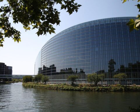 EU-Parlament in Straßburg, Symbol für digitale Währung und bevorstehende Abstimmungen.