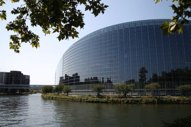 EU-Parlament in Straßburg, Symbol für digitale Währung und bevorstehende Abstimmungen.