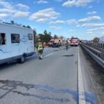 Verkehrsunfall auf Autobahn mit mehreren Fahrzeugen und leicht verletzten Insassen.