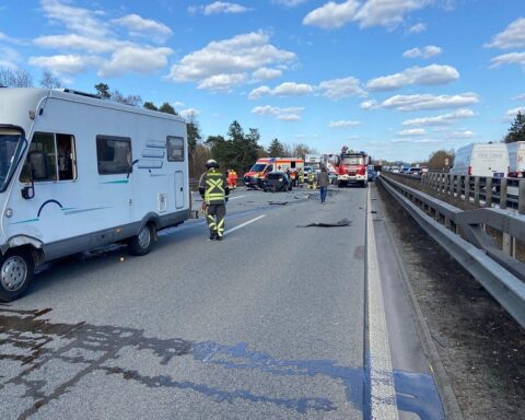 Verkehrsunfall auf Autobahn mit mehreren Fahrzeugen und leicht verletzten Insassen.