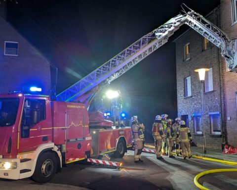 Brand in Mehrfamilienhaus, Feuerwehr im Einsatz, Rettung von Personen und Haustieren.