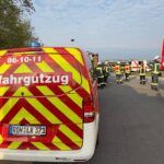 Feuerwehrkräfte sichern ätzende Flüssigkeit bei Gefahrguteinsatz im Postverteilzentrum Zeven.