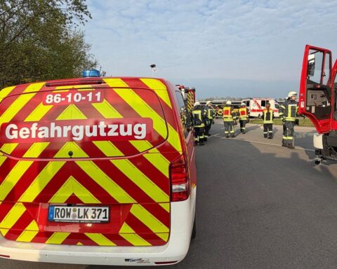 Feuerwehrkräfte sichern ätzende Flüssigkeit bei Gefahrguteinsatz im Postverteilzentrum Zeven.
