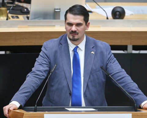 Aggressiver Übergriff auf AfD-Wahlkampfstand mit Cola-Dose und Körperverletzung.