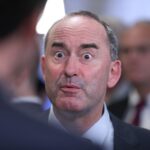 Hubert Aiwanger diskutiert Zusammenarbeit zwischen Freien Wählern und CSU für liberal-konservative Wähler.